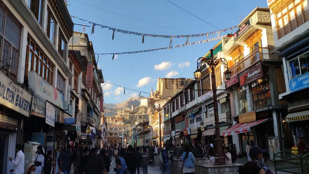 view of leh market full of peoples in a sunny day