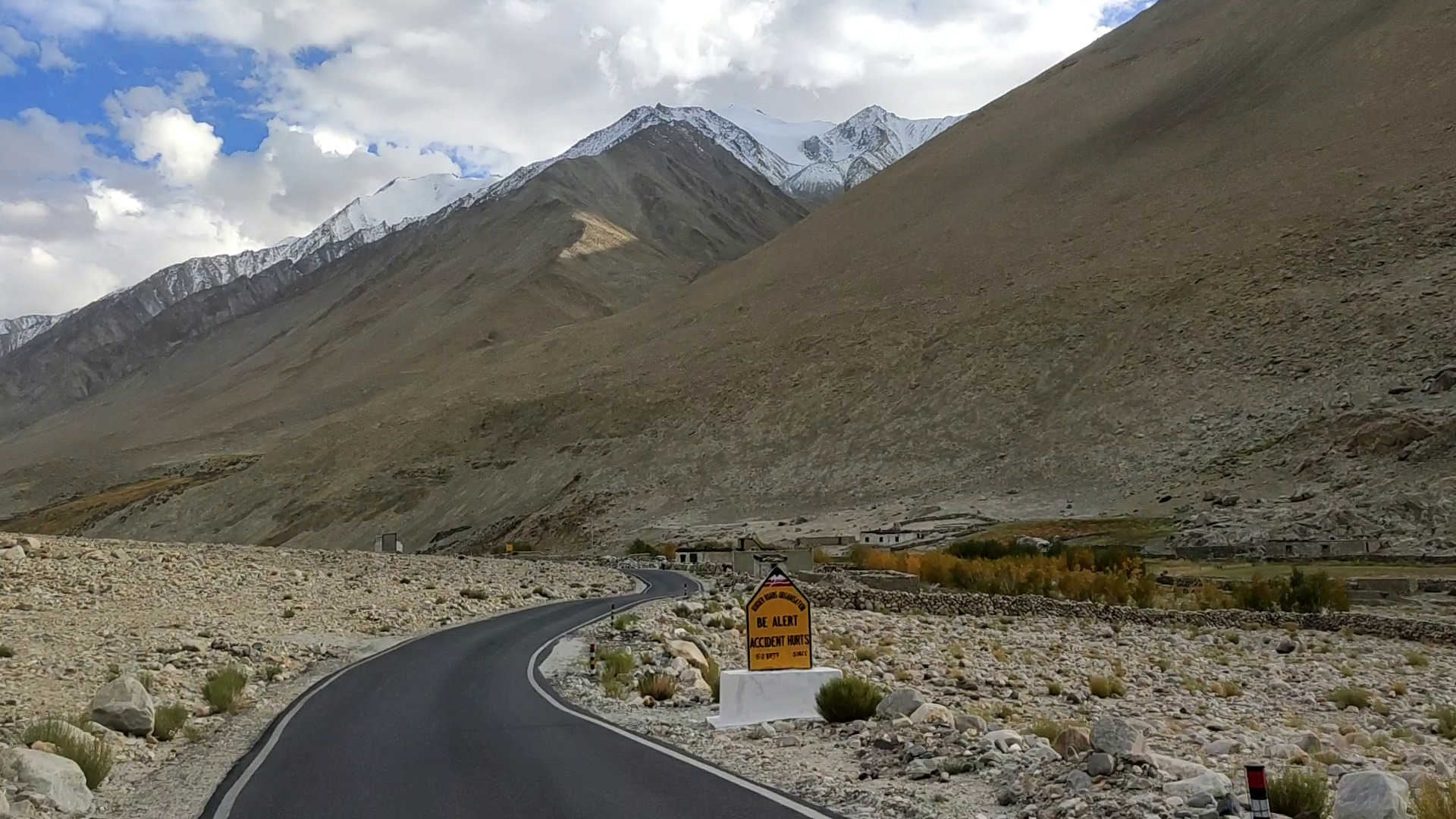 road to pangong lake via durbuk awesome road cloudy sky and mountains