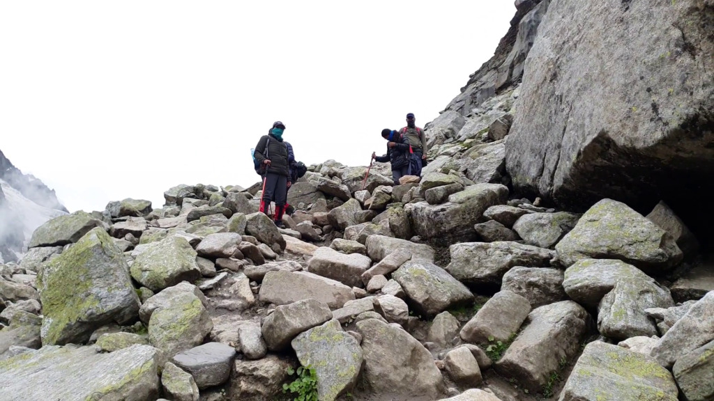 plan the luggage banner some trekkers in action at hampta pass