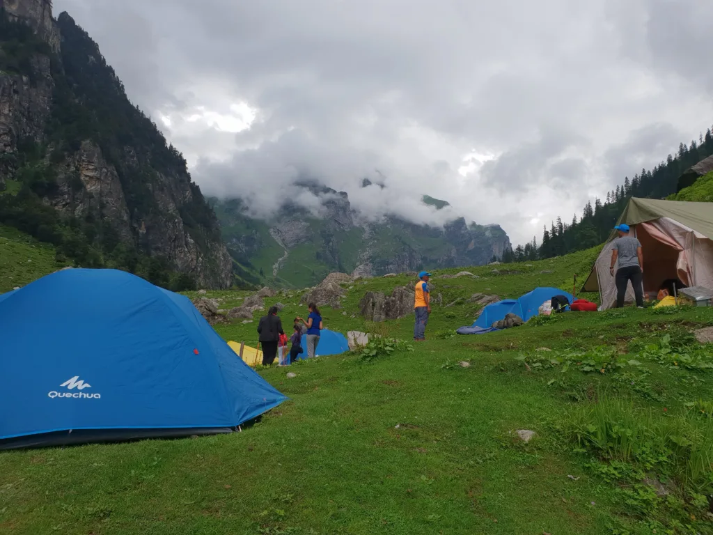 camp site in jobra during hampta pass trek banner for article