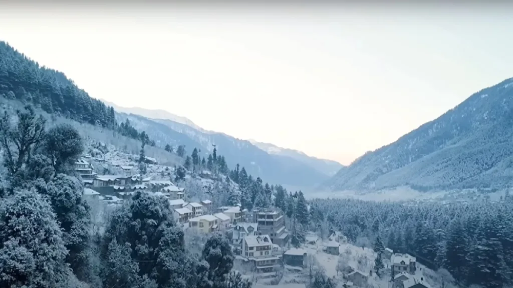 winter view snow covered manali in himachal pradesh