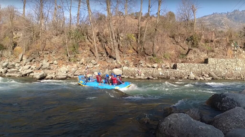 rafting in beas river in manali himachal pradesh