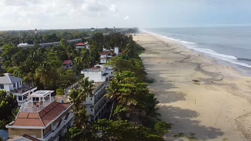 beach with beautifull houses in alleppey in kerala