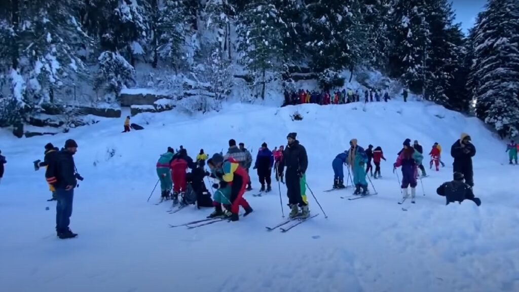 snow covered mountains with tourist in kufri shimla