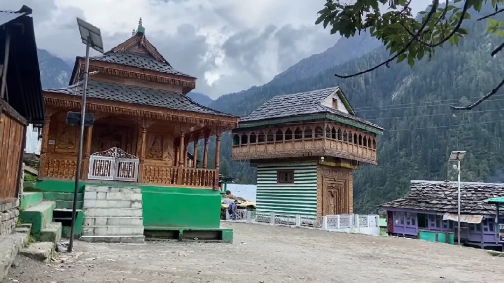 temple houses and mountains in grahan village in kasol
