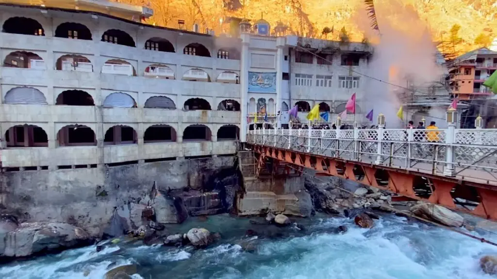 view of manikaran gurudwara and temple in kasol