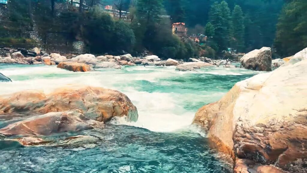 parvati river in parvati valley blue water rocks in kasol