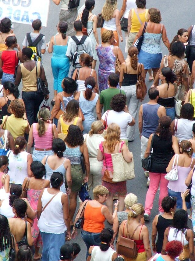 large, city, crowd-Overcrowded Hill Station In Himachal