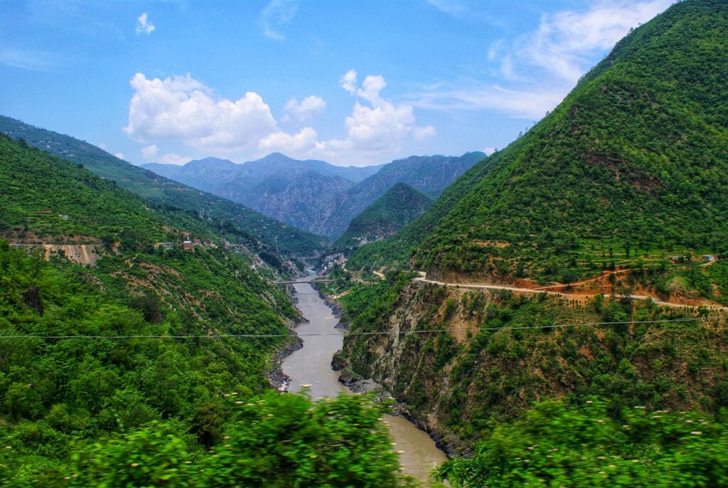 Munsiyari in Uttarakhand river, valley, munsiyari, green forest