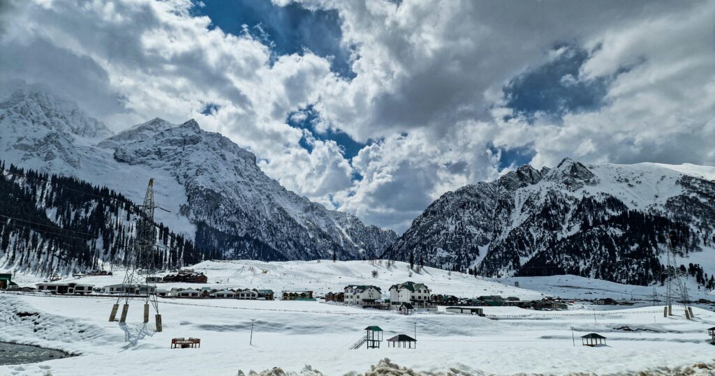 pexels-photo-31254451-31254451 A breathtaking winter landscape of snow-covered mountains in Sonamarg, perfect for travel enthusiasts.