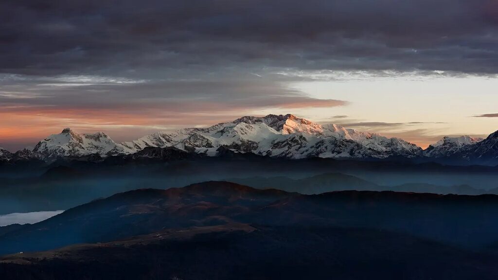 Sandakphu Trek, lake and beautiful sky view