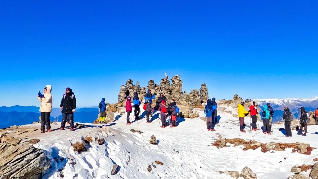 kedakantha trek 1 peak of kedarkantha trek in winters, snow, blue sky, trekkers.